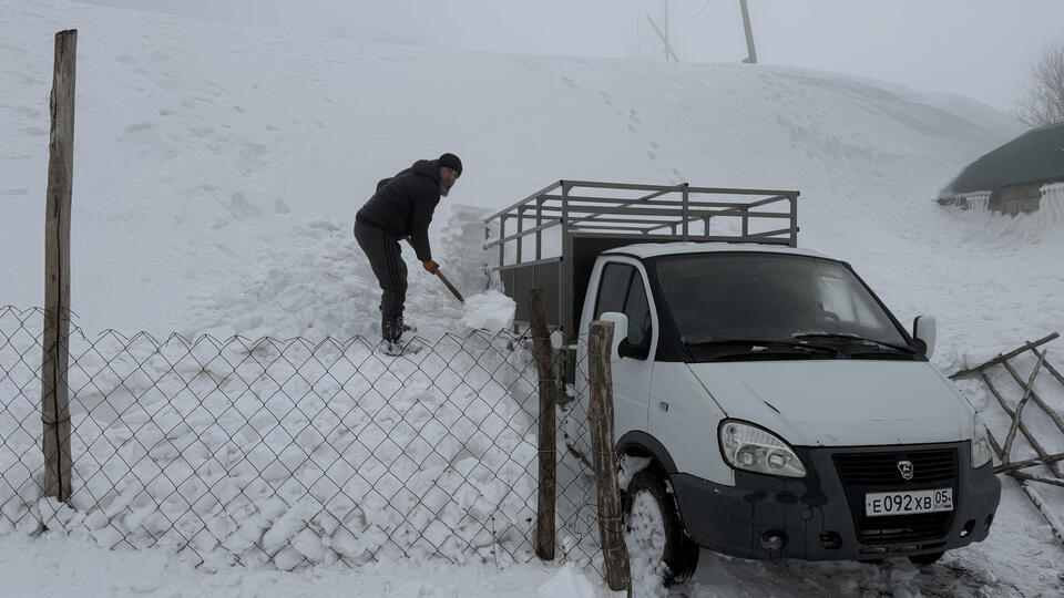 Автомобилисты намертво застряли в сугробах из-за снежного бурана в Дагестане