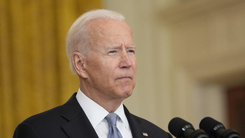 Байден не смог без записки назвать число потерь США в Афганистане