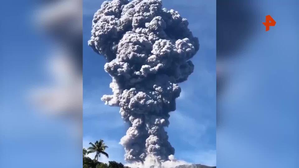 Индонезийский вулкан Ибу выбросил пепел на высоту 5 километров