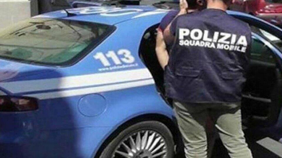 Мужчина с ножом напал на полицейских на севере Италии