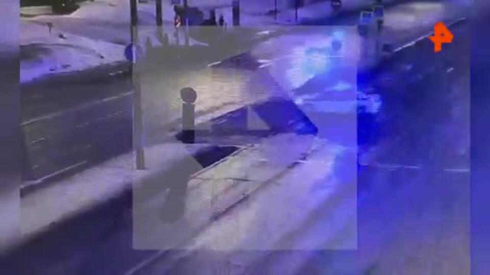 Момент ДТП с полицейской машиной в Москве попал на камеры наблюдения