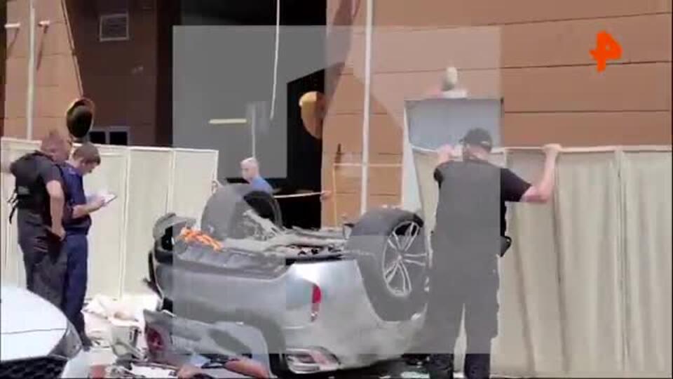Очевидец рассказал о падении BMW с третьего этажа парковки в Краснодаре