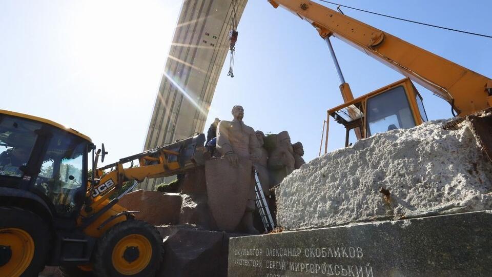 Монумент под аркой Дружбы народов демонтируют в Киеве