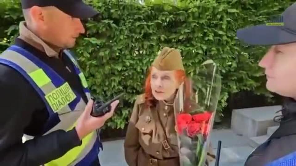 В Киеве полиция не пустила пенсионерку возложить цветы к Вечному огню