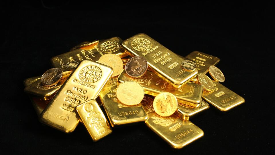 Экономист назвал доллары и золото надежными вложениями в 2024 году