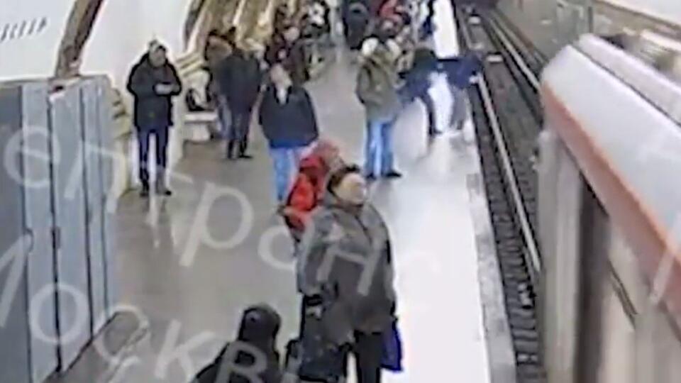 СК начал допрос врачей москвича, толкнувшего подростка под поезд метро