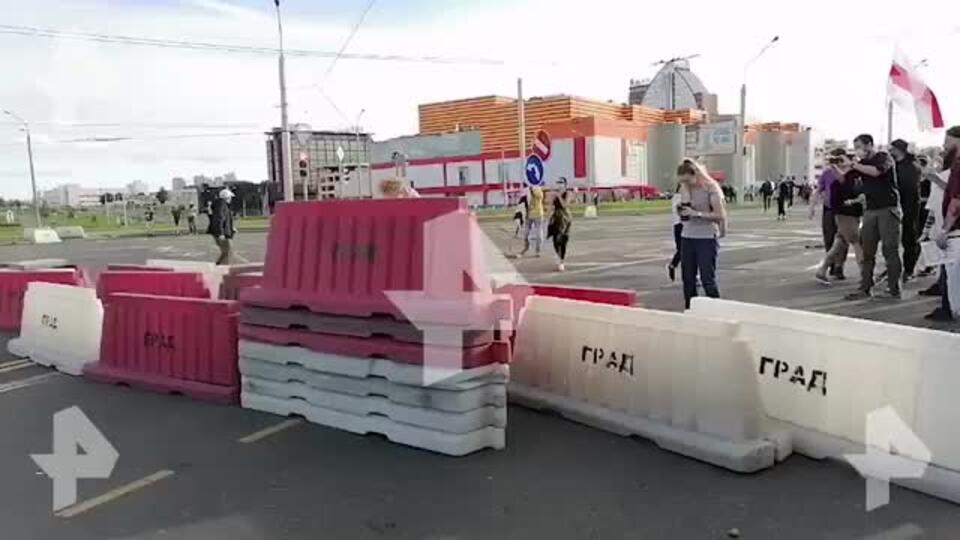 Протестующие в центре Минска начали возводить баррикады