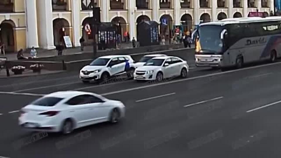 Подтолкнул вперед: легковушка влетела в каршеринг в Петербурге