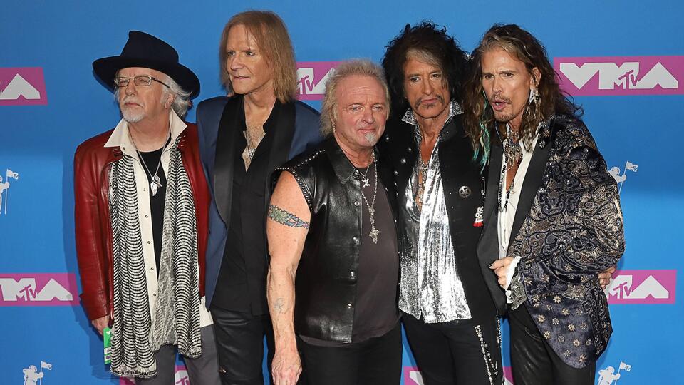Рок-группа Aerosmith из-за травмы гортани фронтмена перенесла концерты