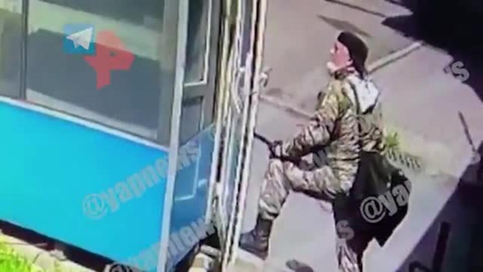 Кадры нападения вооруженного мужчины на охранника в Алма-Ате