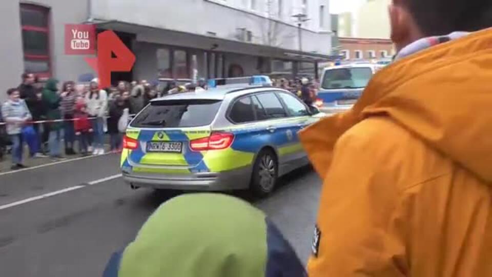 Автомобиль протаранил толпу людей на параде в Германии