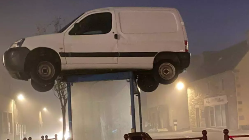 В аргентине машина на крыше остановки