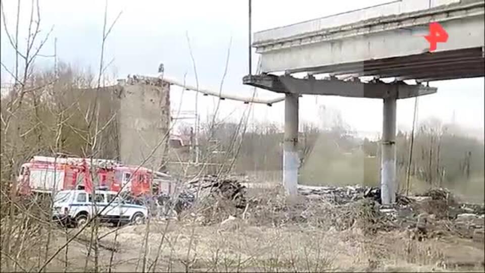 Мост с двумя автомобилями обрушился в Смоленской области