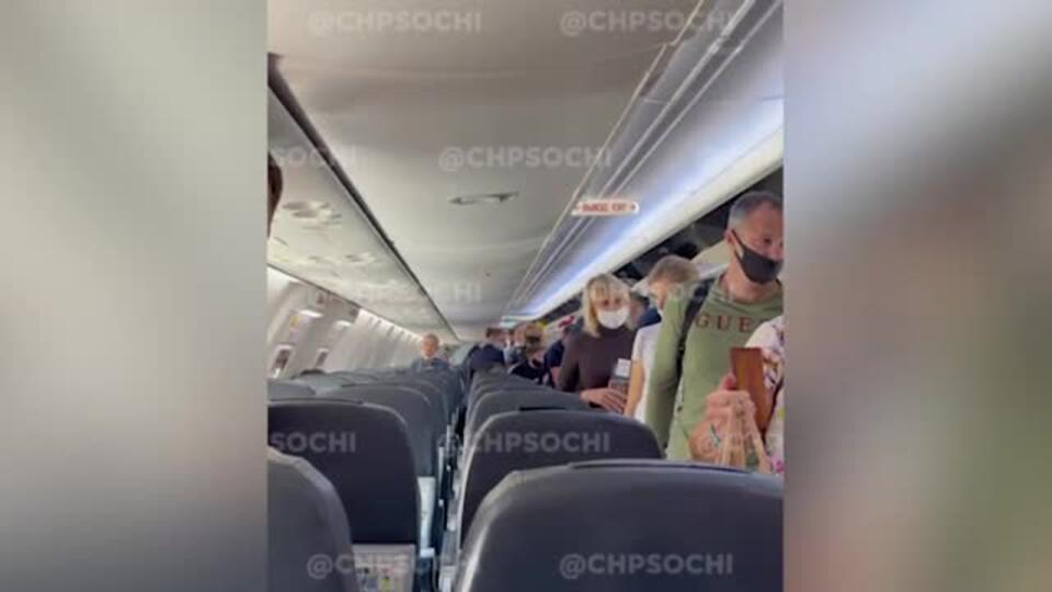 Видео из самолета, который развернули у Сочи