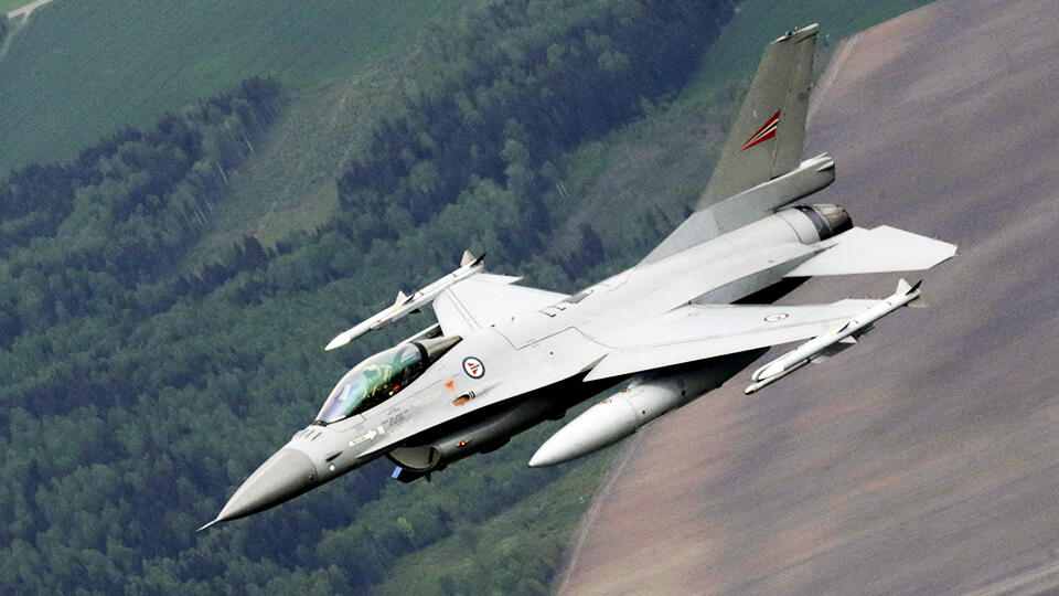 Главком ВСУ Сырский: F-16 не смогут действовать у линии боевого соприкосновения