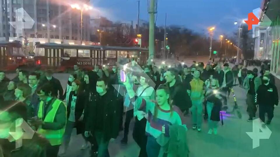 Толпа образовалась в Екатеринбурге из-за перекрытий во время акции