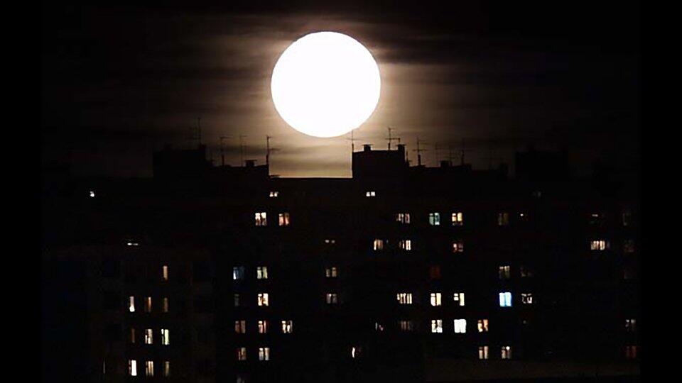 Луна над крышей дома. Луна в окне. Окно ночью. Окна домов ночью. Луна над домами.