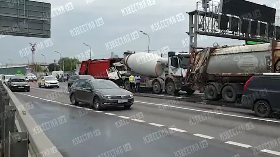 Видео с места массовой аварии с грузовиками на ТТК в Москве