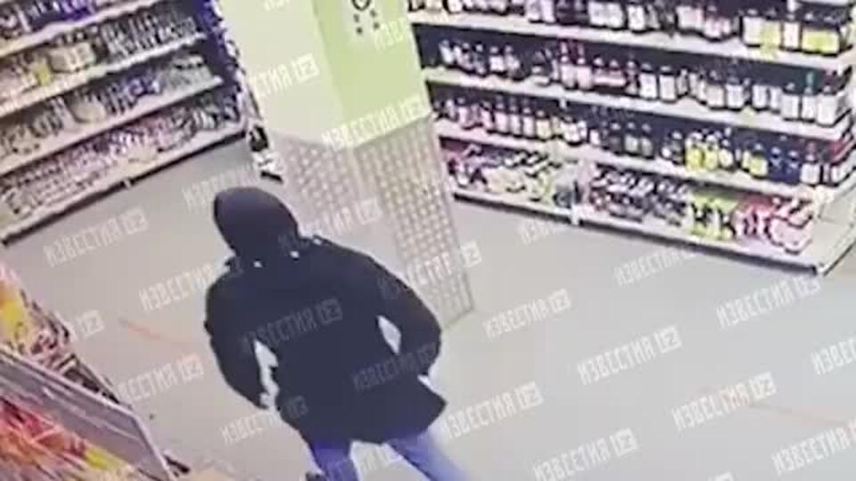 Орудующий с пакетом серийный вор попал на видео в магазине в Москве