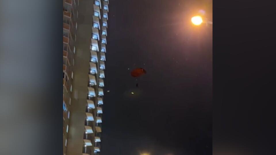 Экстремал прыгнул с парашютом с балкона высотки в Балашихе