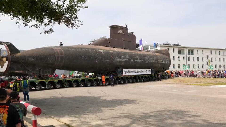 Габаритные музейные экспонаты перевозят на автопоезде со скоростью человеческого шага. Фото: © Как из программы "Как устроен мир", РЕН ТВ