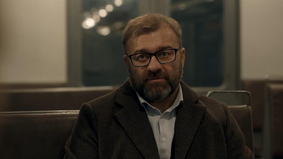 Пореченков бежит за Кологривым и Баба-яга Ходченкова: обзор трейлеров. Фото: © Кадр из фильма "Беги", режиссер Роман Артемьев