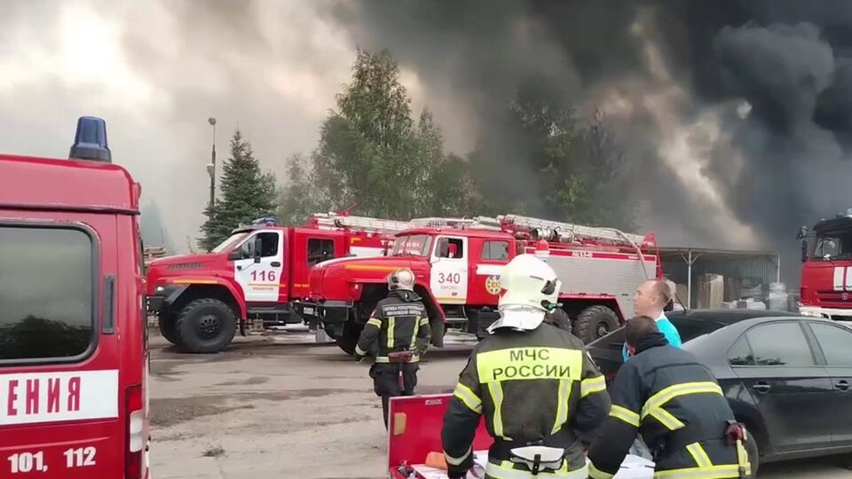 Пожарные полностью потушили возгорание на складе в Раменском