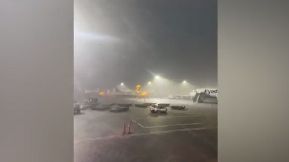 Залило самолеты, унесло диваны: что творится в Дубае после шторма