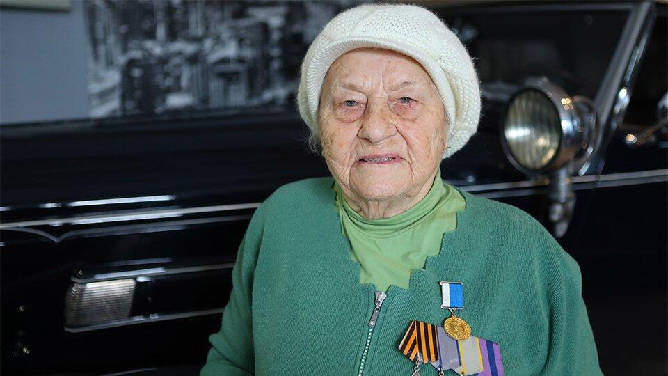 100-летняя Стальная бабушка поздравила россиян с наступающим