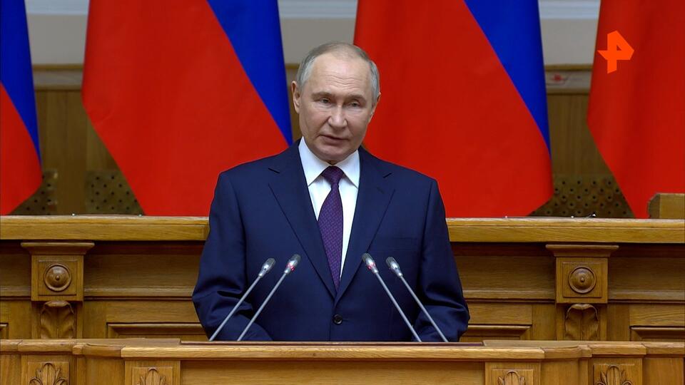 Путин призвал укреплять парламентаризм и общественно-политическую систему