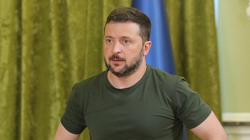 Зеленский заявил о необходимости скорейшего завершения конфликта с РФ