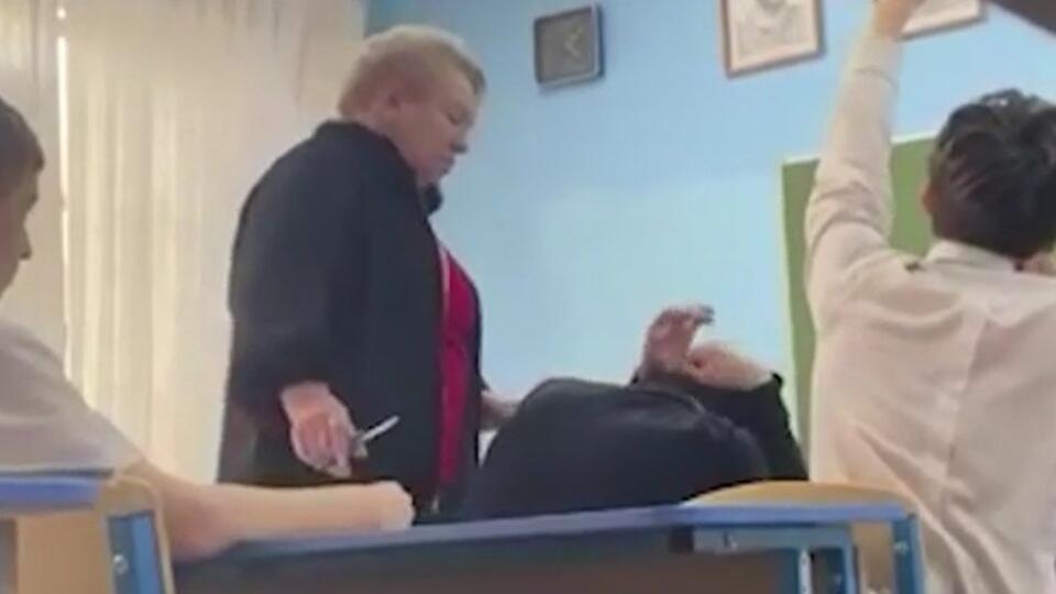 Учитель пыталась подстричь длинноволосого школьника прямо на уроке