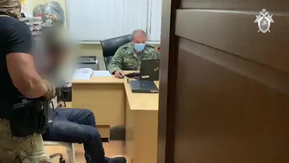 СК показал видео с задержанным за убийство полицейского в Ставрополе