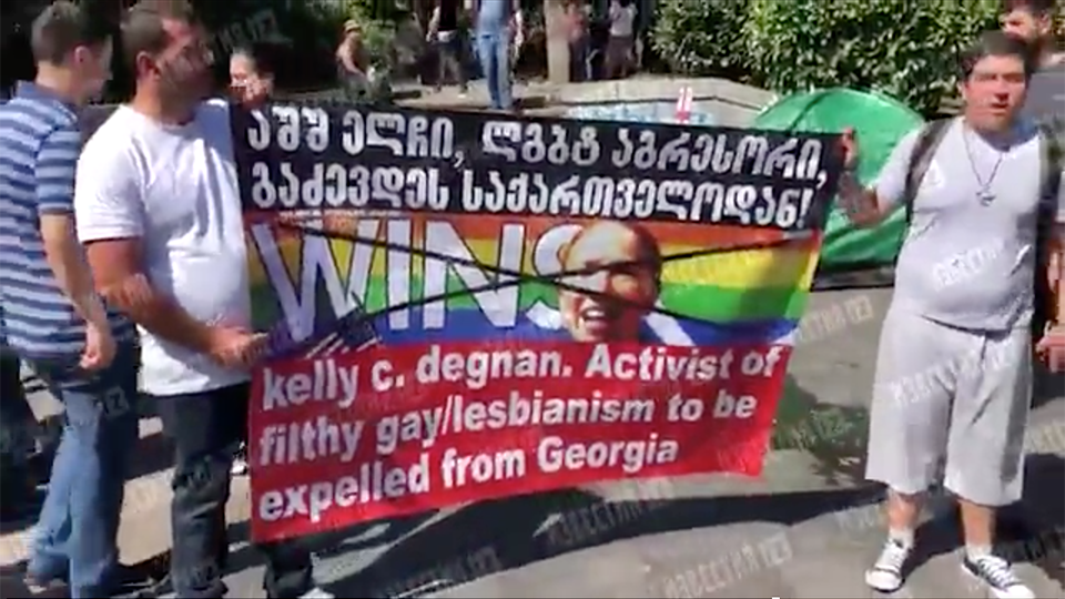 Противники ЛГБТ разрушили палатки активистов перед парламентом Грузии