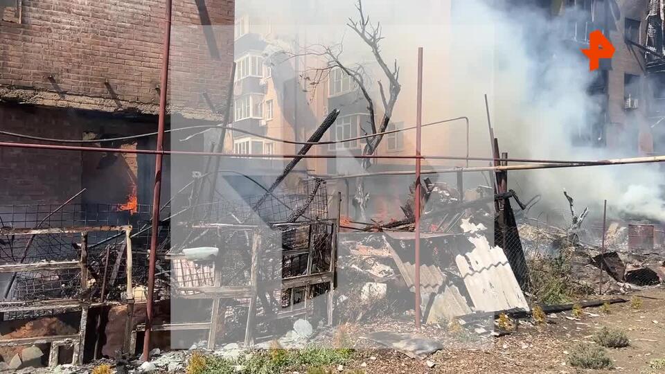 Кадры с места пожара во дворе жилого дома в Батайске