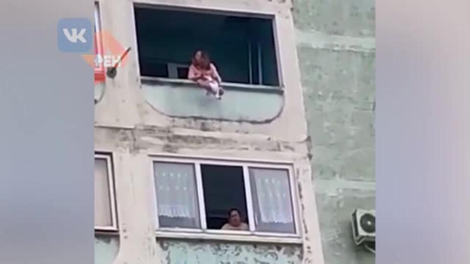 Мать свесила младенца с 7-го этажа под Туапсе