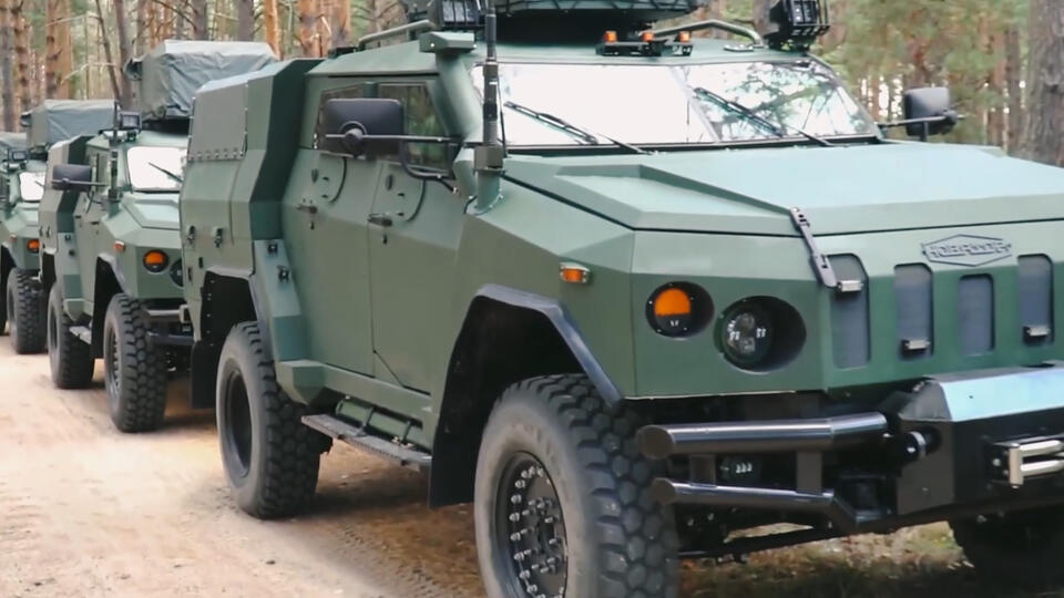 Пожилые новобранцы ВСУ разбираются в новой военной технике так же плохо, как зеленые новички. Фото: © Кадр из программы "СОВБЕЗ", РЕН ТВ