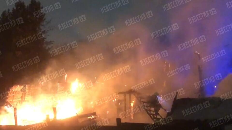 Видео масштабного пожара в жилом доме в Санкт-Петербурге