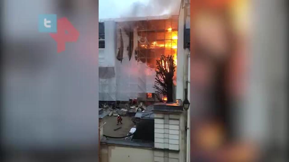 Крупный пожар начался в здании близ музея Орсе