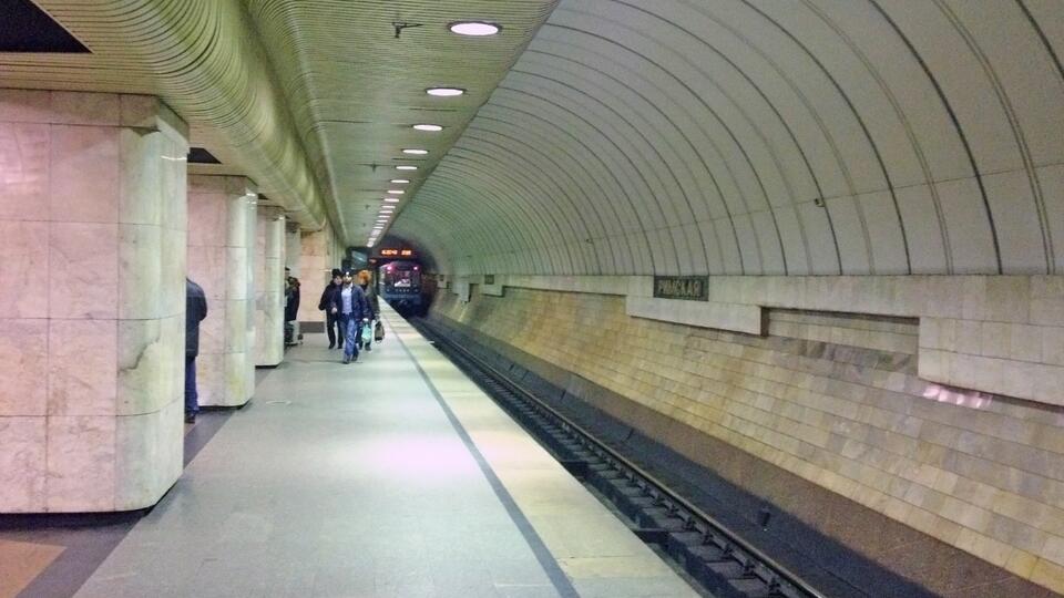 Пассажирка погибла после падения на пути на станции метро 