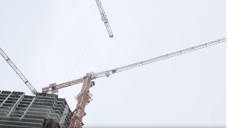Работу крановщика можно назвать спокойной и стабильной. Фото: © Кадр из программы "Как устроен мир", РЕН ТВ