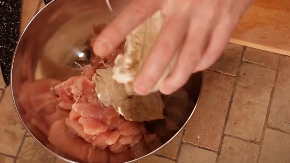 Курица по-новому: как приготовить мясо с картофелем в "мешочках". Фото: © Кадр из программы "Самая народная программа", РЕН ТВ