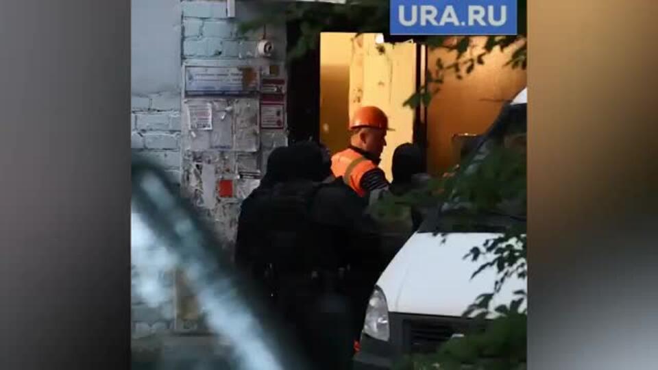 СОБР начал штурм квартиры открывшего стрельбу в Екатеринбурге