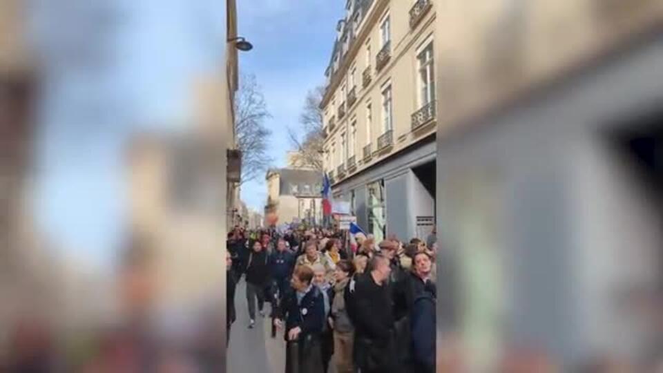 В Париже проходит антинатовский митинг