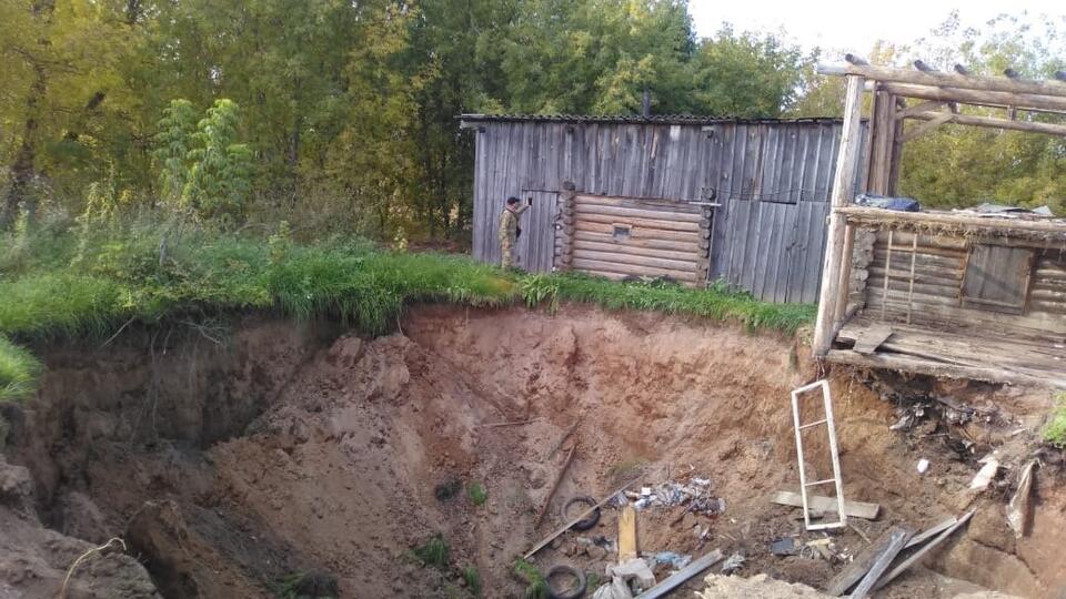 В Кировской области деревянный дом провалился под землю
