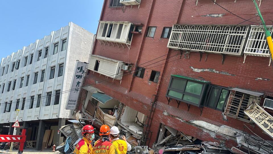 Многоэтажки падали: Тайвань сотрясло мощнейшее за 25 лет землетрясение