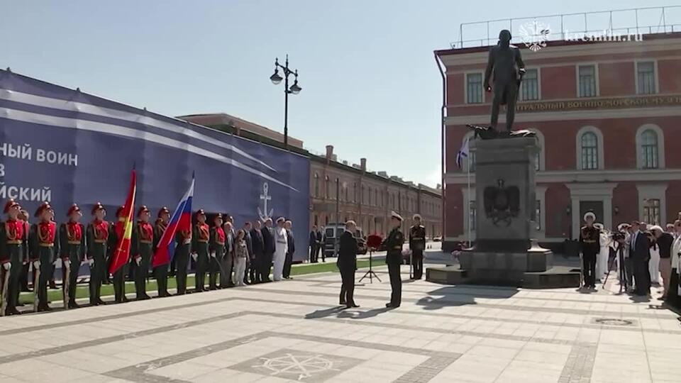 Путин в День ВМФ открыл памятник адмиралу Ушакову в Санкт-Петербурге