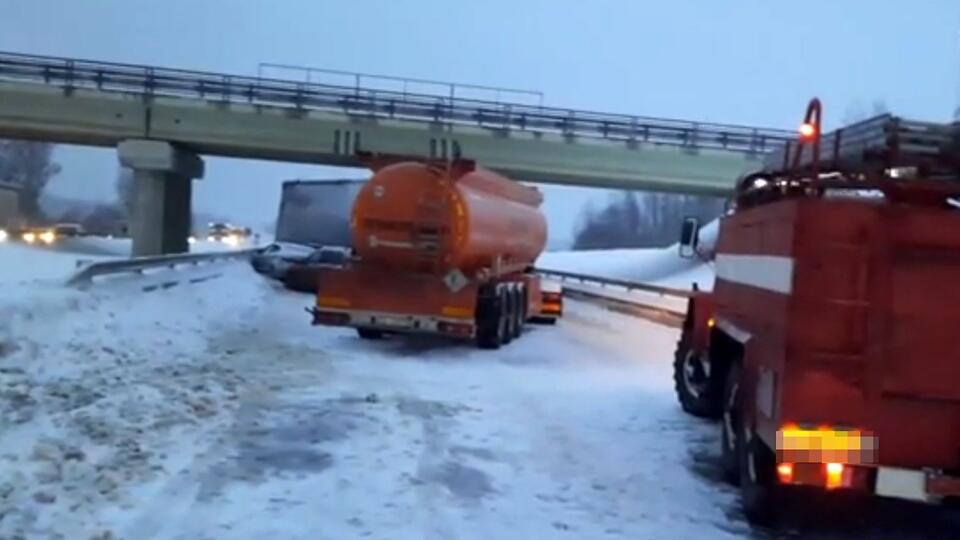 Три грузовика и две легковушки столкнулись под Ярославлем