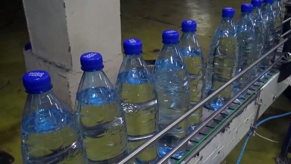 Ученый рассказал о вреде воды в бутылках