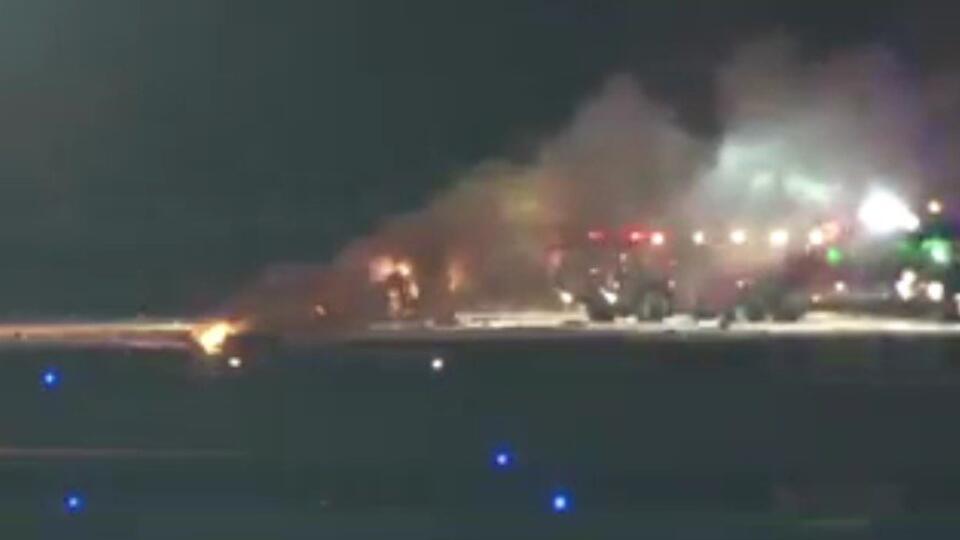 Более 300 пассажиров находятся в загоревшемся самолете в аэропорту Токио